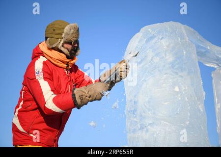 (190102) -- HARBIN, 2 gennaio 2019 (Xinhua) -- Un concorrente scolpisce una scultura di ghiaccio durante un concorso internazionale di scultura di ghiaccio a Harbin, capitale della provincia di Heilongjiang della Cina nord-orientale, 2 gennaio 2019. Alla competizione hanno partecipato in totale 16 squadre provenienti da 12 paesi e regioni. (Xinhua/Wang Jianwei) CHINA-HARBIN-ICE SCULPTURE-COMPETITION (CN) PUBLICATIONxNOTxINxCHN Foto Stock