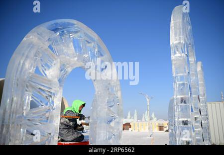 (190102) -- HARBIN, 2 gennaio 2019 (Xinhua) -- Un concorrente scolpisce una scultura di ghiaccio durante un concorso internazionale di scultura di ghiaccio a Harbin, capitale della provincia di Heilongjiang della Cina nord-orientale, 2 gennaio 2019. Alla competizione hanno partecipato in totale 16 squadre provenienti da 12 paesi e regioni. (Xinhua/Wang Jianwei) CHINA-HARBIN-ICE SCULPTURE-COMPETITION (CN) PUBLICATIONxNOTxINxCHN Foto Stock