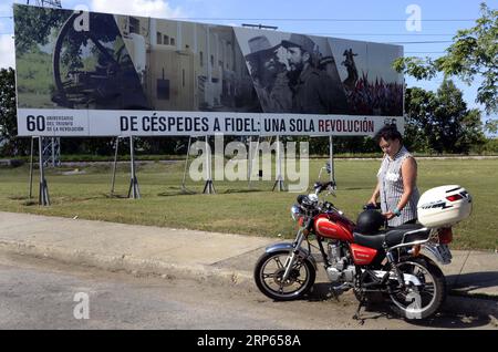 (190102) -- L'AVANA, 2 gennaio 2019 (Xinhua) -- Una donna riposa davanti a un cartellone in una strada a l'Avana, Cuba, 29 dicembre 2018. ANDARE CON la caratteristica: Cuba segna il 60° anniversario della rivoluzione, continuando sul percorso socialista (Xinhua/Joaquin Hernandez) CUBA-HAVANA-60° ANNIVERSARIO DELLA RIVOLUZIONE PUBLICATIONxNOTxINxCHN Foto Stock