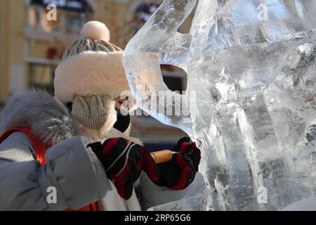 (190102) -- HARBIN, 2 gennaio 2019 (Xinhua) -- Un concorrente scolpisce una scultura di ghiaccio su Zhongyang Street durante un concorso nazionale di scultura su ghiaccio a Harbin, capitale della provincia di Heilongjiang della Cina nord-orientale, 2 gennaio 2019. (Xinhua/Cao Jiyang) CHINA-HARBIN-ICE SCULPTURE-COMPETITION (CN) PUBLICATIONxNOTxINxCHN Foto Stock