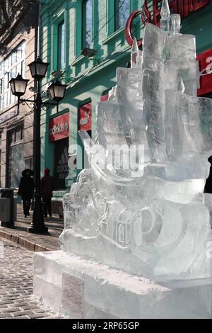 (190102) -- HARBIN, 2 gennaio 2019 (Xinhua) -- una scultura di ghiaccio è vista su Zhongyang Street durante un concorso nazionale di scultura di ghiaccio a Harbin, capitale della provincia di Heilongjiang nella Cina nord-orientale, 2 gennaio 2019. (Xinhua/Cao Jiyang) CHINA-HARBIN-ICE SCULPTURE-COMPETITION (CN) PUBLICATIONxNOTxINxCHN Foto Stock