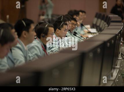 News Themen der Woche KW01 News Bilder des Tages 190103 -- PECHINO, 3 gennaio 2019 -- i tecnici lavorano al Beijing Aerospace Control Center BACC di Pechino, capitale della Cina, 3 gennaio 2019. La sonda cinese Chang e-4 ha toccato il lato lontano della luna giovedì, diventando la prima navicella spaziale a atterraggio morbido sul lato inesplorato della luna mai visibile dalla Terra. La sonda, che comprende un lander e un rover, atterrò nell'area di atterraggio preselezionata sul lato opposto della luna alle 10:26 ora di Pechino 0226 GMT, ha annunciato l'amministrazione spaziale nazionale cinese. CHINA-CHANG E-LUNAR PROBE-MOON-LANDIN Foto Stock