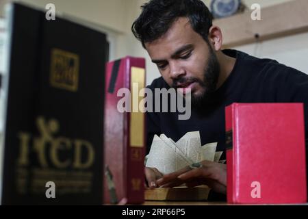 (190103) -- GAZA, 3 gennaio 2019 -- Ahmed Humaid, 28, piega fogli di carta per creare forme e parole all'interno della sua casa nel campo profughi di Nusseirat nella Striscia di Gaza centrale, il 31 dicembre 2018. Un giovane palestinese disoccupato proveniente da un campo profughi nella Striscia di Gaza trova un modo creativo per combattere la disoccupazione imparando l'Origami, o l'arte della piegatura della carta, online. Stringer) PER ANDARE CON la caratteristica: Gaza giovane padroneggia l'arte della piegatura della carta per combattere la disoccupazione MIDEAST-GAZA-CARTA FOLDING-ART MohammedxDahman PUBLICATIONxNOTxINxCHN Foto Stock