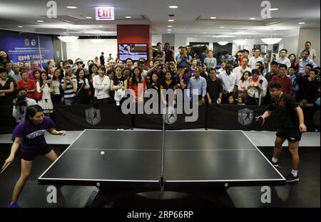 (190103) -- PECHINO, 3 gennaio 2019 -- foto scattata il 16 settembre 2017 mostra il tennistavolista cinese Wang Hao (front R) che gioca con i tifosi del ping-pong in un club di Chicago, Stati Uniti. ) Xinhua titoli: 40 anni dopo, solo con la cooperazione la Cina, gli Stati Uniti possono far fronte alle perplessità nei legami WangxPing PUBLICATIONxNOTxINxCHN Foto Stock