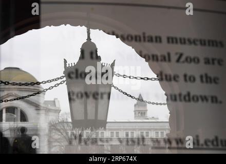 (190104) -- PECHINO, 4 gennaio 2019 -- foto scattata il 2 gennaio 2019 mostra un avviso di chiusura all'ingresso dello Smithsonian Institution Building a Washington D.C., Stati Uniti. ) Titoli Xinhua: Gli americani sopportano il peso di una lunga chiusura del gov t tra le crescenti divisioni politiche LiuxJie PUBLICATIONxNOTxINxCHN Foto Stock