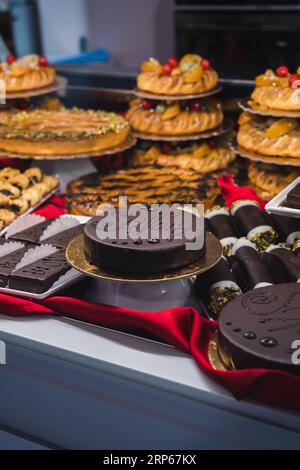 Varietà di torte fatte in casa al bancone in una pasticceria Foto Stock