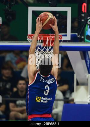 Quezon City, Filippine. 3 settembre 2023. Filip Petrusev della squadra serba di pallacanestro maschile è visto in azione durante la partita di Coppa del mondo di pallacanestro maschile FIBA 2023 tra Repubblica Dominicana e Serbia tenutasi all'Araneta Coliseum di Quezon City. Punteggio finale Serbia 112:79 Repubblica Dominicana. Credito: SOPA Images Limited/Alamy Live News Foto Stock