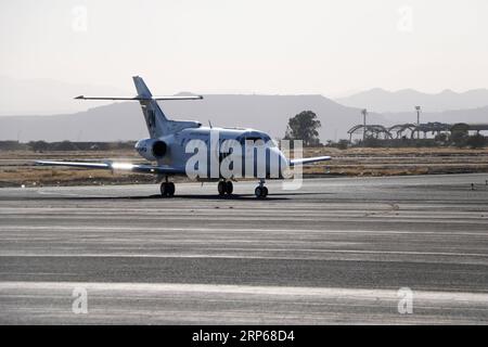 (190105) -- SANAA, 5 gennaio 2019 -- l'aereo delle Nazioni Unite che trasporta l'inviato speciale delle Nazioni Unite per lo Yemen Martin Griffiths atterra all'aeroporto internazionale di Sanaa, Yemen, il 5 gennaio 2019. Martin Griffiths arrivò nella capitale ribelle Sanaa sabato, in un apparente tentativo di cementare il fragile cessate il fuoco nella città portuale dello Yemen di Hodeidah. E' stata la seconda visita di Griffiths a Sanaa in un mese, mentre le Nazioni Unite stanno spingendo per il processo di pace in Yemen per porre fine a quasi quattro anni di guerra devastante, che ha spinto la nazione araba di oltre 20 milioni di persone sull'orlo della carestia. ) YEMEN-SANAA-INVIATO ONU-ARRIVO MOHAMM Foto Stock