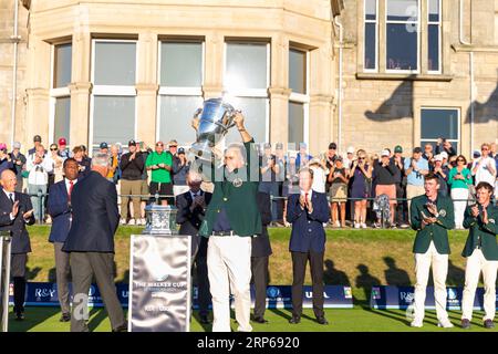 St Andrews, Scozia. 3 settembre 2023. Il capitano del team Mike MCCOY solleva la Walker Cup per gli Stati Uniti. Foto Stock