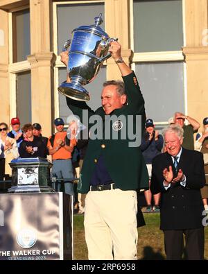 St Andrews, Fife, Scozia. 3 settembre 2023; Old Course at St Andrews, St Andrews, Fife, Scozia; Walker Cup, round finale; il capitano americano Mike McCoy solleva il credito della Walker Cup: Action Plus Sports Images/Alamy Live News Foto Stock