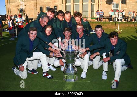 St Andrews, Fife, Scozia. 3 settembre 2023; Old Course at St Andrews, St Andrews, Fife, Scozia; Walker Cup, round finale; il team degli Stati Uniti d'America con la Walker Cup Credit: Action Plus Sports Images/Alamy Live News Foto Stock