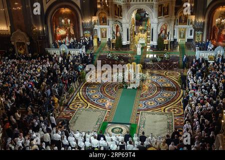 190107 -- MOSCA, 7 gennaio 2019 Xinhua -- la gente assiste al servizio natalizio nella Cattedrale di Cristo Salvatore a Mosca, in Russia, il 7 gennaio 2019. I cristiani ortodossi celebrano il Natale il 7 gennaio secondo il calendario Giuliano. Xinhua/Evgeny Sinitsyn RUSSIA-MOSCA-ORTODOSSA-VIGILIA DI NATALE PUBLICATIONxNOTxINxCHN Foto Stock