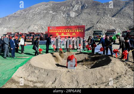 (190108) - PECHINO, 8 gennaio 2019 -- è stata posta Una prima pietra per un centro di catena alimentare plateau a Lhasa, capitale della regione autonoma del Tibet del sud-ovest della Cina, 30 ottobre 2017. Il 7 gennaio 2019 la città cinese Lhasa ha annunciato che le ultime 44.000 persone rimaste sono state tolte dalla lista della povertà lo scorso anno, segnalando una vittoria nella campagna contro la miseria. Un totale di 44.439 persone vivevano sotto la soglia di povertà, definita come reddito annuo pro capite di 2.300 yuan (circa 335 dollari USA) a prezzi 2010, a Lhasa. Attraverso la creazione di posti di lavoro, il trasferimento da luoghi meno abitabili, l'educazione Foto Stock