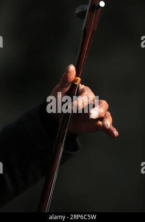 (190109) -- LINYI, 9 gennaio 2019 -- Villager Gao Zhenbao Tunes a New-made erhu, uno strumento cinese ad arco a due corde nel villaggio Yuequan di Miaoshan Town nella città di Linyi, nella provincia dello Shandong della Cina orientale, 8 gennaio 2019. Yuequan è famosa per il suo erhu fatto a mano, con più di 90 famiglie ad esso dedicate nel villaggio. CHINA-SHANDONG-LINYI-FOLK ERHU MAKER (CN) ZHANGXCHUNLEI PUBLICATIONXNOTXINXCHN Foto Stock