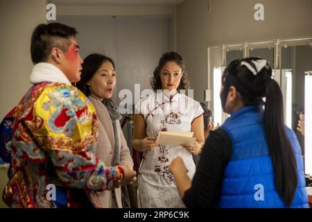 (190109) -- PECHINO, 9 gennaio 2019 -- Carrie Feyerabend (2nd R) si prepara con altri artisti prima di una performance alla State University of New York at Buffalo (UB) a Buffalo, New York State, Stati Uniti, il 16 novembre 2018. ) Xinhua titoli: Go to China -- i giovani americani inseguono i sogni in un'economia in rapida crescita WangxYing PUBLICATIONxNOTxINxCHN Foto Stock