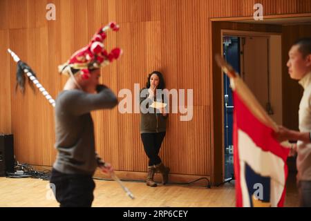 (190109) -- PECHINO, 9 gennaio 2019 -- Carrie Feyerabend (C) assiste alle prove degli artisti cinesi prima di una performance alla State University of New York at Buffalo (UB) a Buffalo, New York State, Stati Uniti, il 16 novembre 2018. ) Xinhua titoli: Go to China -- i giovani americani inseguono i sogni in un'economia in rapida crescita WangxYing PUBLICATIONxNOTxINxCHN Foto Stock