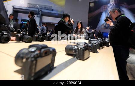 (190109) -- LAS VEGAS, 9 gennaio 2019 (Xinhua) -- la gente visita lo stand di Nikon durante il Consumer Electronics Show (CES) a Las Vegas, negli Stati Uniti, 8 gennaio 2019. Il CES annuale ha avuto inizio martedì a Las Vegas. (Xinhua/li Ying) U.S.-LAS VEGAS-CES-KICK OFF PUBLICATIONxNOTxINxCHN Foto Stock