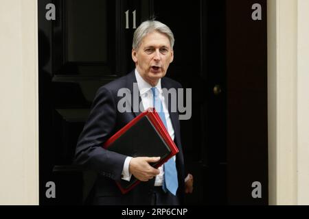 (190109) -- LONDRA, 9 gennaio 2019 -- il Cancelliere dello Scacchiere britannico Philip Hammond è visto di fronte all'11 Downing Street a Londra, in Gran Bretagna, il 9 gennaio 2019. Il dibattito britannico sulla Brexit alla camera dei comuni sull'accordo proposto sui termini del ritiro del Regno Unito e sulle future relazioni con l'UE è iniziato mercoledì prima di una votazione prevista per il 15 gennaio. ) REGNO UNITO-LONDRA-PRIMO MINISTRO-PMQS TimxIrlanda PUBLICATIONxNOTxINxCHN Foto Stock