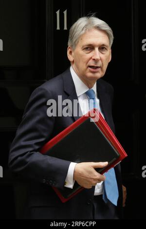 (190109) -- LONDRA, 9 gennaio 2019 -- il Cancelliere dello Scacchiere britannico Philip Hammond è visto di fronte all'11 Downing Street a Londra, in Gran Bretagna, il 9 gennaio 2019. Il dibattito britannico sulla Brexit alla camera dei comuni sull'accordo proposto sui termini del ritiro del Regno Unito e sulle future relazioni con l'UE è iniziato mercoledì prima di una votazione prevista per il 15 gennaio. ) REGNO UNITO-LONDRA-PRIMO MINISTRO-PMQS TimxIrlanda PUBLICATIONxNOTxINxCHN Foto Stock