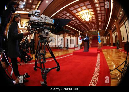 (190110) -- SEOUL, 10 gennaio 2019 -- il presidente sudcoreano Moon Jae-in tiene un discorso prima della sua conferenza stampa di Capodanno alla Blue House di Seoul, Corea del Sud, 10 gennaio 2019. La Cina ha svolto un ruolo positivo nella denuclearizzazione della penisola coreana e nel miglioramento delle relazioni intercoreane, ha detto Moon nella sua conferenza stampa di Capodanno qui giovedì. ) COREA DEL SUD-MOON JAE-IN-NEW YEAR CONFERENZA STAMPA NEWSIS PUBLICATIONXNOTXINXCHN Foto Stock