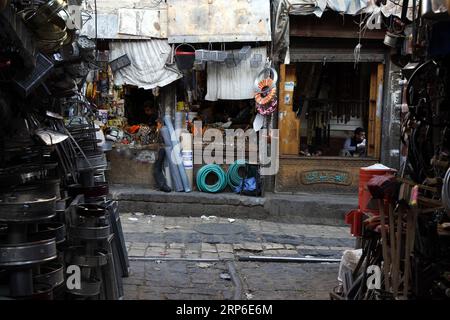 (190110) - SANAA, 10 gennaio 2019 -- i venditori siedono nei loro negozi in attesa di clienti in un mercato nella città vecchia di Sanaa, Yemen, il 10 gennaio 2019. In risposta agli sforzi in corso per tenere un nuovo ciclo di colloqui di pace, gli yemeniti sperano di riuscire finalmente a porre fine ai loro quattro anni di sofferenza per la guerra, la violenza e la povertà. ) YEMEN-SANAA-DAILY LIFE MohammedxMohammed PUBLICATIONxNOTxINxCHN Foto Stock