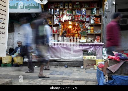 (190110) - SANAA, 10 gennaio 2019 -- Un venditore siede nel suo negozio in attesa di clienti in un mercato nella città vecchia di Sanaa, Yemen, il 10 gennaio 2019. In risposta agli sforzi in corso per tenere un nuovo ciclo di colloqui di pace, gli yemeniti sperano di riuscire finalmente a porre fine ai loro quattro anni di sofferenza per la guerra, la violenza e la povertà. ) YEMEN-SANAA-DAILY LIFE MohammedxMohammed PUBLICATIONxNOTxINxCHN Foto Stock