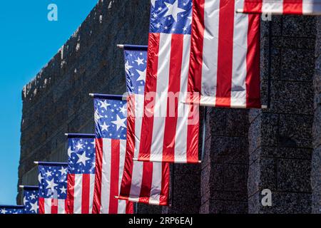 American Flags Line ingresso al Mount Rushmore National Memorial; Black Hills; North Dakota; USA Foto Stock