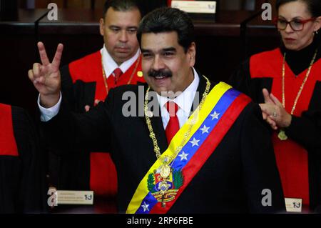 (190112) -- PECHINO, 12 gennaio 2019 -- gesti del presidente venezuelano Nicolas Maduro (C) durante la cerimonia di inaugurazione presidenziale a Caracas, Venezuela, il 10 gennaio 2019. Nicolas Maduro ha giurato davanti alla Corte Suprema di giustizia per iniziare un nuovo mandato di sei anni giovedì. Andrea Romero) XINHUA FOTO DEL GIORNO e AndreaxRomero PUBLICATIONxNOTxINxCHN Foto Stock