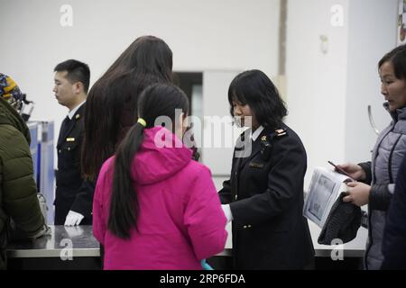 (190112) -- MANZHOULI, 12 gennaio 2019 (Xinhua) -- Un lavoratore del personale doganale controlla i passeggeri in entrata presso la dogana di Manzhouli a Manzhouli, regione autonoma della Mongolia interna della Cina settentrionale, 10 gennaio 2019. Manzhouli è un importante porto terrestre nella Mongolia interna della Cina settentrionale, con la temperatura più bassa di -40 gradi Celsius in inverno. I lavoratori del personale doganale di Manzhouli dedicano ancora al loro lavoro a temperature così basse. (Xinhua/Zou Yu) CHINA-INNER MONGOLIA-MANZHOULI-CUSTOMS (CN) PUBLICATIONxNOTxINxCHN Foto Stock