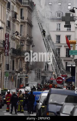 (190112) -- PARIGI, 12 gennaio 2019 (Xinhua) -- i vigili del fuoco lavorano in un sito di esplosione a Parigi, Francia, 12 gennaio 2019. Un'esplosione di gas ha colpito il centro di Parigi all'inizio di sabato, lasciando diversi feriti, secondo i media locali. I media locali hanno anche riferito che l'esplosione è avvenuta in un panificio in Rue de Trevise nel nono arrondissement di Parigi. (Xinhua/Chen Yichen) FRANCE-PARIS-GAS-BLAST PUBLICATIONxNOTxINxCHN Foto Stock