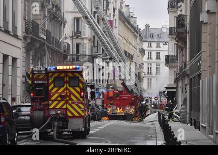 (190112) -- PARIGI, 12 gennaio 2019 (Xinhua) -- i vigili del fuoco lavorano in un sito di esplosione a Parigi, Francia, 12 gennaio 2019. Un'esplosione di gas ha colpito il centro di Parigi all'inizio di sabato, lasciando diversi feriti, secondo i media locali. I media locali hanno anche riferito che l'esplosione è avvenuta in un panificio in Rue de Trevise nel nono arrondissement di Parigi. (Xinhua/Chen Yichen) FRANCE-PARIS-GAS-BLAST PUBLICATIONxNOTxINxCHN Foto Stock