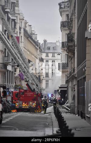 (190112) -- PARIGI, 12 gennaio 2019 (Xinhua) -- i vigili del fuoco lavorano in un sito di esplosione a Parigi, Francia, 12 gennaio 2019. Un'esplosione di gas ha colpito il centro di Parigi all'inizio di sabato, lasciando diversi feriti, secondo i media locali. I media locali hanno anche riferito che l'esplosione è avvenuta in un panificio in Rue de Trevise nel nono arrondissement di Parigi. (Xinhua/Chen Yichen) FRANCE-PARIS-GAS-BLAST PUBLICATIONxNOTxINxCHN Foto Stock