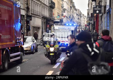 (190112) -- PARIGI, 12 gennaio 2019 (Xinhua) -- i soccorritori si dirigono verso un sito di esplosione a Parigi, Francia, 12 gennaio 2019. Un'enorme esplosione di gas nel centro di Parigi ha ferito almeno 20 persone il sabato, di cui due erano in condizioni critiche, ha riferito il quotidiano le Figaro. L'esplosione si verificò intorno alle 9.00 (0800 GMT) in un panificio chiuso in Rue de Trevise nel nono distretto di Parigi a causa di una sospetta perdita di gas. (Xinhua/Chen Yichen) FRANCE-PARIS-GAS-BLAST PUBLICATIONxNOTxINxCHN Foto Stock