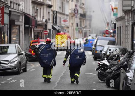 (190112) -- PARIGI, 12 gennaio 2019 (Xinhua) -- i vigili del fuoco si dirigono verso un sito di esplosione a Parigi, Francia, 12 gennaio 2019. Un'esplosione di gas ha colpito il centro di Parigi all'inizio di sabato, lasciando diversi feriti, secondo i media locali. I media locali hanno anche riferito che l'esplosione è avvenuta in un panificio in Rue de Trevise nel nono arrondissement di Parigi. (Xinhua/Chen Yichen) FRANCE-PARIS-GAS-BLAST PUBLICATIONxNOTxINxCHN Foto Stock