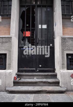 (190112) -- PARIGI, 12 gennaio 2019 (Xinhua) -- vetro si è rotto vicino a un sito di esplosione a Parigi, in Francia, 12 gennaio 2019. Un'enorme esplosione di gas nel centro di Parigi ha ferito almeno 20 persone il sabato, di cui due erano in condizioni critiche, ha riferito il quotidiano le Figaro. L'esplosione si verificò intorno alle 9.00 (0800 GMT) in un panificio chiuso in Rue de Trevise nel nono distretto di Parigi a causa di una sospetta perdita di gas. (Xinhua/Chen Yichen) FRANCE-PARIS-GAS-BLAST PUBLICATIONxNOTxINxCHN Foto Stock