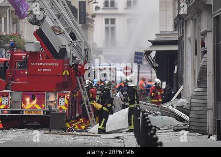 (190112) -- PARIGI, 12 gennaio 2019 (Xinhua) -- i vigili del fuoco lavorano in un sito di esplosione a Parigi, Francia, 12 gennaio 2019. Un'esplosione di gas ha colpito il centro di Parigi all'inizio di sabato, lasciando diversi feriti, secondo i media locali. I media locali hanno anche riferito che l'esplosione è avvenuta in un panificio in Rue de Trevise nel nono arrondissement di Parigi. (Xinhua/Chen Yichen) FRANCE-PARIS-GAS-BLAST PUBLICATIONxNOTxINxCHN Foto Stock