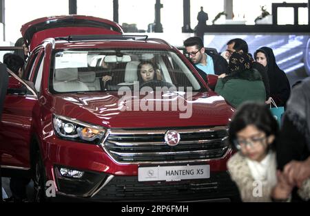 (190112) -- TEHERAN, 12 gennaio 2019 -- People visit the Teheran International Auto Show a Teheran, capitale dell'Iran, 11 gennaio 2019. Teheran Auto Show è uno dei più grandi eventi internazionali dell'industria automobilistica iraniana. ) IRAN-TEHERAN-INTERNATIONAL AUTO SHOW AhmadxHalabisaz PUBLICATIONxNOTxINxCHN Foto Stock