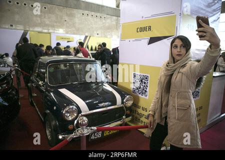 (190112) -- TEHERAN, 12 gennaio 2019 -- People visit the Teheran International Auto Show a Teheran, capitale dell'Iran, 11 gennaio 2019. Teheran Auto Show è uno dei più grandi eventi internazionali dell'industria automobilistica iraniana. ) IRAN-TEHERAN-INTERNATIONAL AUTO SHOW AhmadxHalabisaz PUBLICATIONxNOTxINxCHN Foto Stock