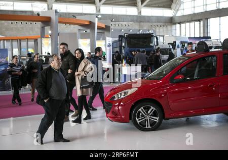 (190112) -- TEHERAN, 12 gennaio 2019 -- People visit the Teheran International Auto Show a Teheran, capitale dell'Iran, 11 gennaio 2019. Teheran Auto Show è uno dei più grandi eventi internazionali dell'industria automobilistica iraniana. ) IRAN-TEHERAN-INTERNATIONAL AUTO SHOW AhmadxHalabisaz PUBLICATIONxNOTxINxCHN Foto Stock