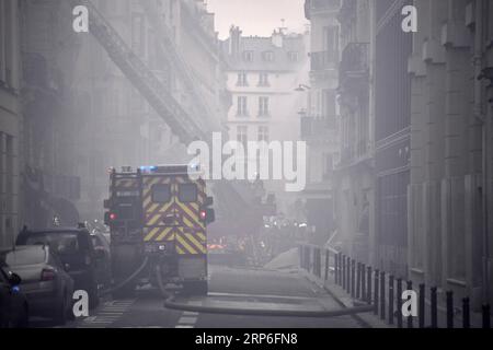 (190112) -- PARIGI, 12 gennaio 2019 (Xinhua) -- i vigili del fuoco lavorano in un sito di esplosione in mezzo al fumo e alla polvere a Parigi, in Francia, 12 gennaio 2019. Un'enorme esplosione di gas nel centro di Parigi ha ferito almeno 20 persone il sabato, di cui due erano in condizioni critiche, ha riferito il quotidiano le Figaro. L'esplosione si verificò intorno alle 9.00 (0800 GMT) in un panificio chiuso in Rue de Trevise nel nono distretto di Parigi a causa di una sospetta perdita di gas. (Xinhua/Chen Yichen) FRANCE-PARIS-GAS-BLAST PUBLICATIONxNOTxINxCHN Foto Stock