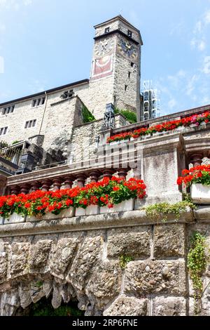 Torre dell'orologio del Castello di Rapperswil da Hauptplatz, Rapperswil-Jona, Canton di St Gallen, Svizzera Foto Stock