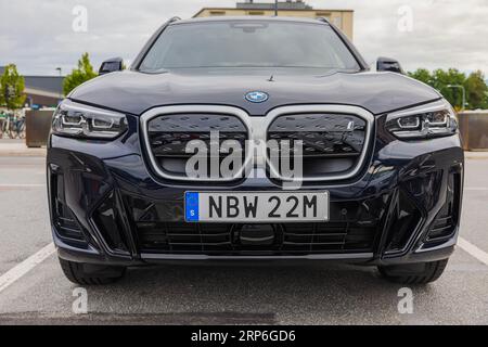 Splendida vista frontale del modello elettrico BMW iX3 M Sport del 2023. Foto Stock