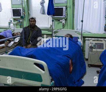 (190113) -- HERAT, 13 gennaio 2019 -- i feriti ricevono cure mediche in un ospedale locale nella città di Herat, Afghanistan, 13 gennaio 2019. Almeno sei persone, tra cui un assalitore, sono state uccise dopo che alcuni uomini armati talibani hanno attaccato una stazione di polizia nella città di Herat, capitale della provincia afghana occidentale di Herat durante la notte, il portavoce del governo provinciale ha detto domenica. L'incidente si è verificato sabato sera tardi dopo che almeno tre uomini armati hanno assalito la stazione di polizia principale a Pul-e-Rangina, località del distretto di polizia 6 della città. Elaha Sahel) AFGHANISTAN-HERAT-STAZIONE DI POLIZIA-ATTACK XinhuaxKabul PUBLICATIONxN Foto Stock