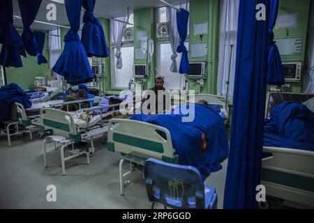 (190113) -- HERAT, 13 gennaio 2019 -- i feriti ricevono cure mediche in un ospedale locale nella città di Herat, Afghanistan, 13 gennaio 2019. Almeno sei persone, tra cui un assalitore, sono state uccise dopo che alcuni uomini armati talibani hanno attaccato una stazione di polizia nella città di Herat, capitale della provincia afghana occidentale di Herat durante la notte, il portavoce del governo provinciale ha detto domenica. L'incidente si è verificato sabato sera tardi dopo che almeno tre uomini armati hanno assalito la stazione di polizia principale a Pul-e-Rangina, località del distretto di polizia 6 della città. Elaha Sahel) AFGHANISTAN-HERAT-STAZIONE DI POLIZIA-ATTACK XinhuaxKabul PUBLICATIONxN Foto Stock