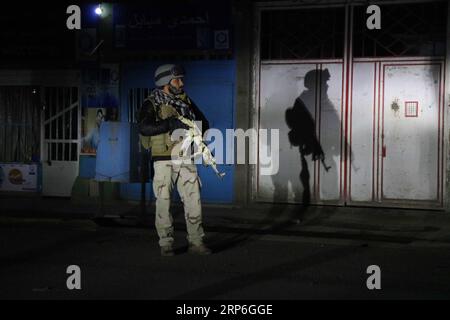 (190113) -- HERAT, 13 gennaio 2019 -- un membro della forza di sicurezza afghana si trova sul sito di un attacco nella città di Herat, Afghanistan, 12 gennaio 2019. Almeno sei persone, tra cui un assalitore, sono state uccise dopo che alcuni uomini armati talibani hanno attaccato una stazione di polizia nella città di Herat, capitale della provincia afghana occidentale di Herat durante la notte, il portavoce del governo provinciale ha detto domenica. L'incidente si è verificato sabato sera tardi dopo che almeno tre uomini armati hanno assalito la stazione di polizia principale a Pul-e-Rangina, località del distretto di polizia 6 della città. Elyas) AFGHANISTAN-HERAT-STAZIONE DI POLIZIA-ATTACCO XinhuaxKabul PUBLICATIONxNOTx Foto Stock