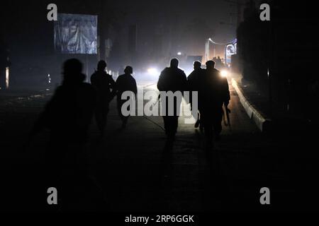 (190113) -- HERAT, 13 gennaio 2019 -- i membri delle forze di sicurezza afghane camminano sul luogo di un attacco nella città di Herat, Afghanistan, 12 gennaio 2019. Almeno sei persone, tra cui un assalitore, sono state uccise dopo che alcuni uomini armati talibani hanno attaccato una stazione di polizia nella città di Herat, capitale della provincia afghana occidentale di Herat durante la notte, il portavoce del governo provinciale ha detto domenica. L'incidente si è verificato sabato sera tardi dopo che almeno tre uomini armati hanno assalito la stazione di polizia principale a Pul-e-Rangina, località del distretto di polizia 6 della città. Elyas) AFGHANISTAN-HERAT-STAZIONE DI POLIZIA-ATTACCO XinhuaxKabul PUBLICATIONxNOTxINxC Foto Stock