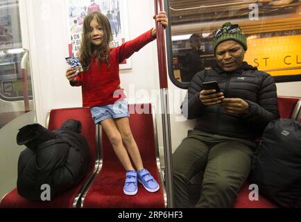 (190113) -- TORONTO, 13 gennaio 2019 -- Una ragazza prende parte al No Pants Subway Ride, un evento annuale mondiale, a Toronto, in Canada, il 13 gennaio 2019. Centinaia di partecipanti hanno preso parte all'evento annuale di Toronto domenica. ) CANADA-TORONTO-NO PANTS SUBWAY RIDE ZOUXZHENG PUBLICATIONXNOTXINXCHN Foto Stock