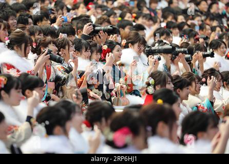 (190114) - CHIBA, 14 gennaio 2019 -- i ragazzi e le ragazze giapponesi vestiti celebrano l'avvicinarsi dell'età insieme a Tokyo Disneyland a Chiba, Giappone, 14 gennaio 2019. Le persone che hanno compiuto 20 anni hanno partecipato alla cerimonia annuale del giorno della venuta dell'età in Giappone lunedì. ) JAPAN-CHIBA-DISNEY-COMING OF AGE DUXXIAOYI PUBLICATIONXNOTXINXCHN Foto Stock