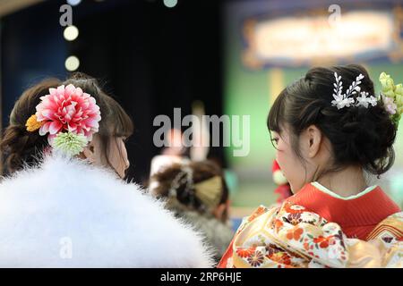 (190114) - CHIBA, 14 gennaio 2019 - le ragazze giapponesi vestite celebrano l'avvicinarsi dell'età insieme a Tokyo Disneyland a Chiba, Giappone, 14 gennaio 2019. Le persone che hanno compiuto 20 anni hanno partecipato alla cerimonia annuale del giorno della venuta dell'età in Giappone lunedì. ) JAPAN-CHIBA-DISNEY-COMING OF AGE DUXXIAOYI PUBLICATIONXNOTXINXCHN Foto Stock