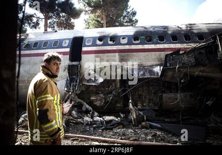 (190115) -- PECHINO, 15 gennaio 2019 -- Un soccorritore si trova sul luogo dell'incidente di un aereo Boeing 707 a Karaj, Iran, 14 gennaio 2019. Almeno 15 persone sono state uccise lunedì nello schianto. XINHUA FOTO DEL GIORNO AhmadxHalabisaz PUBLICATIONxNOTxINxCHN Foto Stock